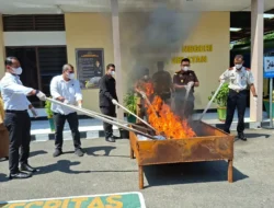 Kejaksaan Negeri Pesisir Selatan Musnahkan Barang Bukti yang Telah Berkekuatan Hukum Tetap