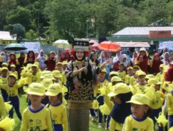 Lisda Hendrajoni Angkat Isu Kesejahteraan Guru pada Peringatan Hardiknas 2026